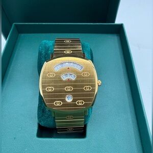 Gucci Mens Grip Gold Brushed Logo Jump-Hour Bracelet Watch like new